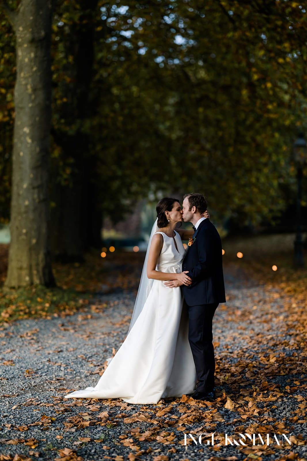 trouwen in de herfst - herfsthuwelijk - man en vrouw - net getrouwd - kussen - Ateljee Boekee