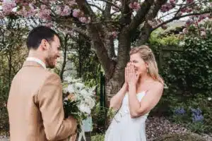 First look op je trouwdag. Een romantisch moment op je trouwdag.