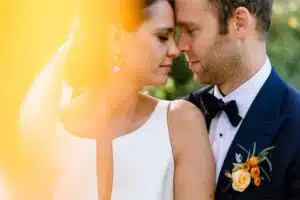 Corsage bruiloft met oranje bloemen