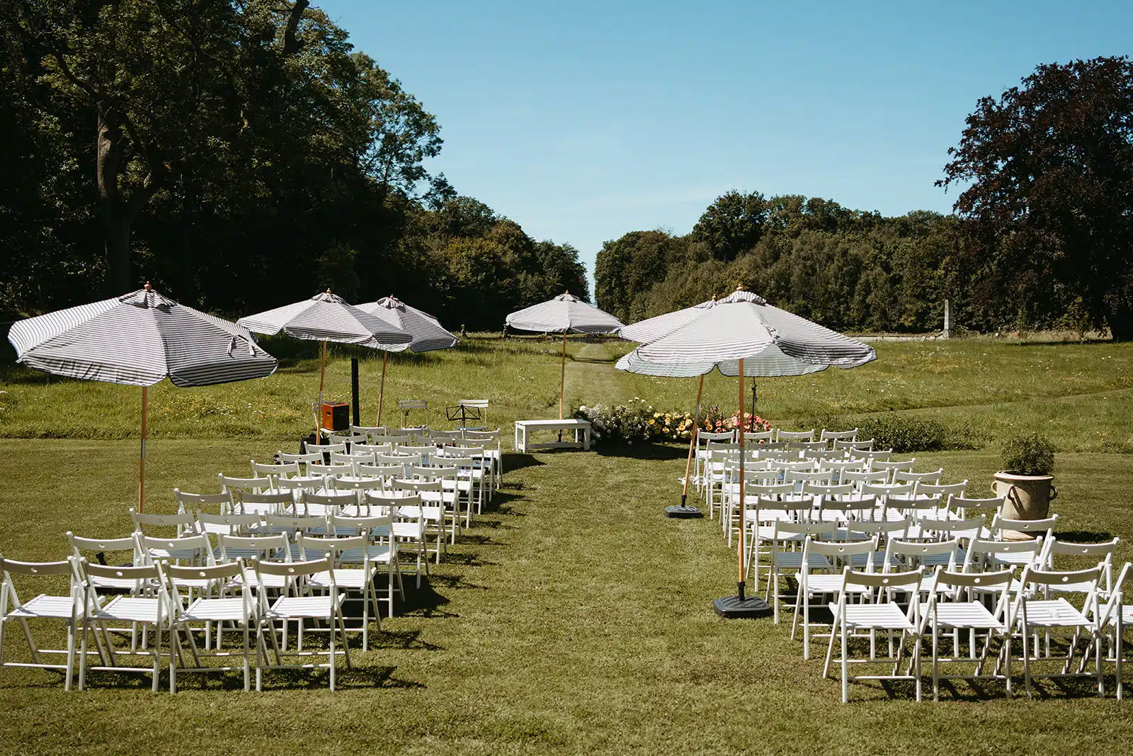 Trouwen in Franrkijk met een stijlvolle bloemstyling in Normandië.