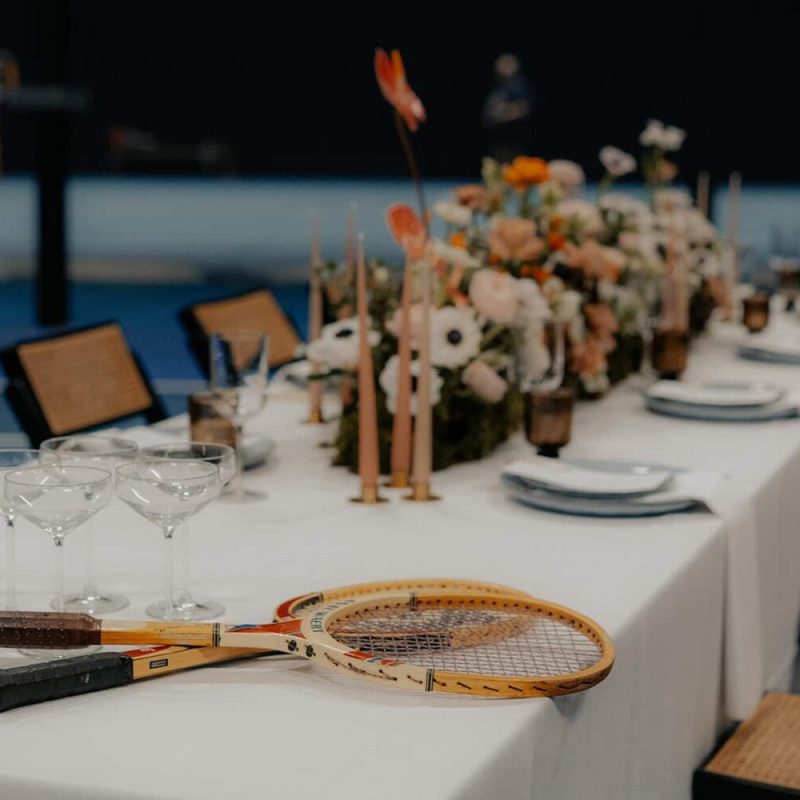 bloemen dinertafel huwelijk